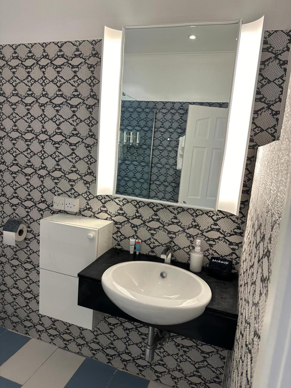 Eldorado Guesthouse & Car Rental Roseau Bilik gambar