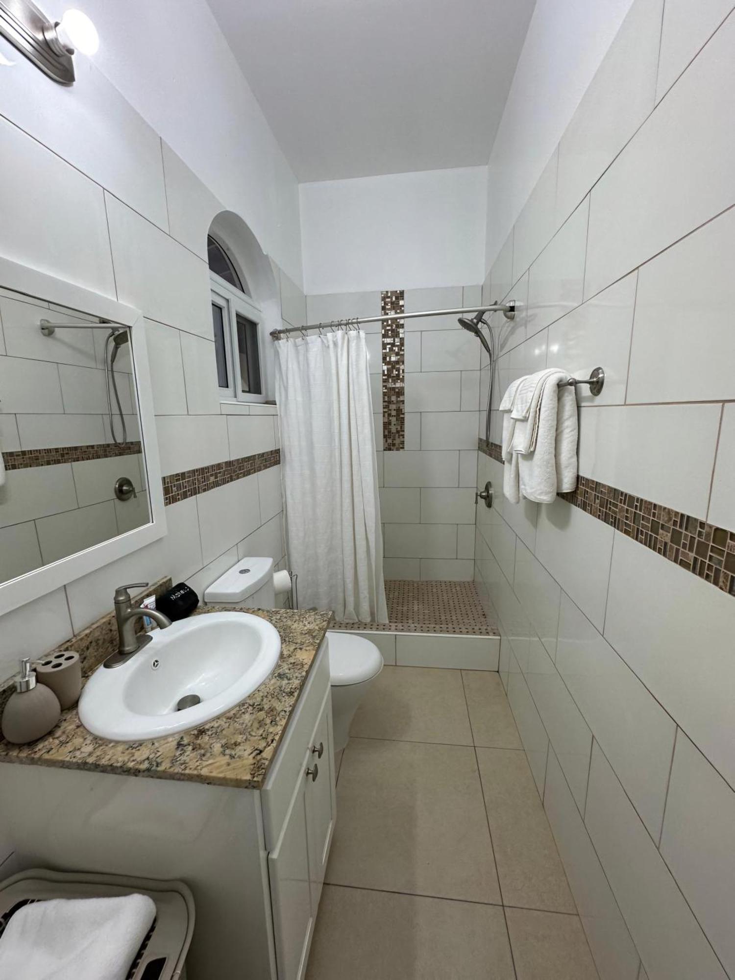 Eldorado Guesthouse & Car Rental Roseau Bilik gambar